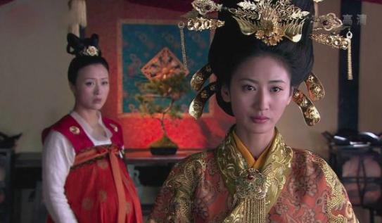 她本是先帝妃子,后来嫁给儿子自杀身亡