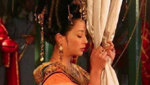 她本是先帝妃子,后来嫁给儿子自杀身亡