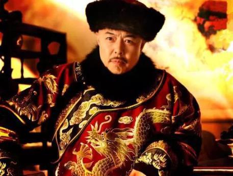 乾隆夜入军机处见一临时工在值班交谈后，立刻将其提拔为军机大臣
