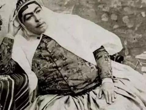 结婚10年不生子，太后：给妃子贴上胡子！结果一年就生了儿子