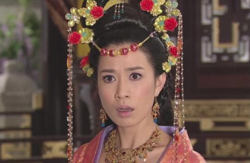 她出生时头发就长到脖子处,后来夫君成为开国皇帝
