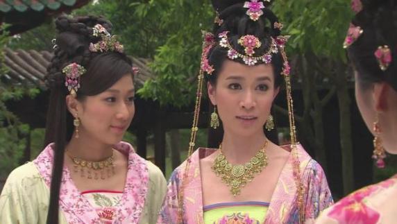 她出生时头发就长到脖子处,后来夫君成为开国皇帝