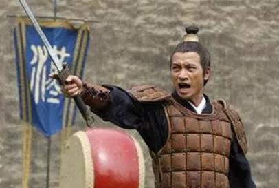 皇帝请武将吃饭,却没给他筷子,武将这么做就被排挤了