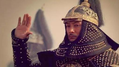 将军茅厕遇见一群蚂蚁，要求立即撤军，后来才知道是为了救将士