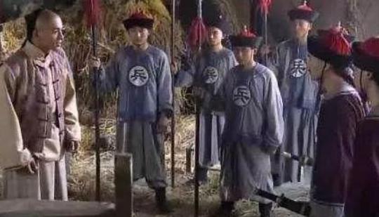 将军茅厕遇见一群蚂蚁，要求立即撤军，后来才知道是为了救将士
