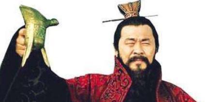 皇帝指着黄瓜问大臣：这是啥