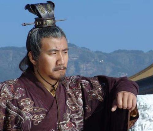 皇帝指着黄瓜问大臣：这是啥
