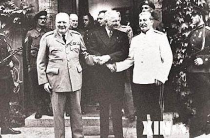 在1951年,丘吉尔打败了艾德礼,再次当上了英国首相。