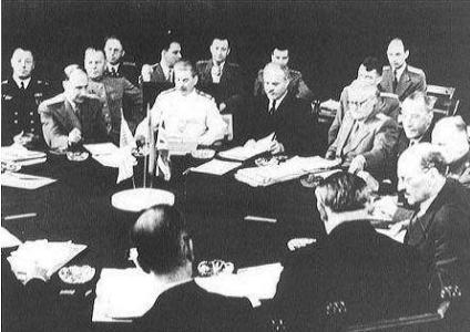 在1951年,丘吉尔打败了艾德礼,再次当上了英国首相。