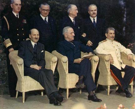 在1951年,丘吉尔打败了艾德礼,再次当上了英国首相。