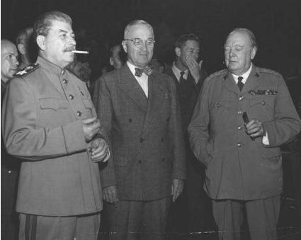 在1951年,丘吉尔打败了艾德礼,再次当上了英国首相。