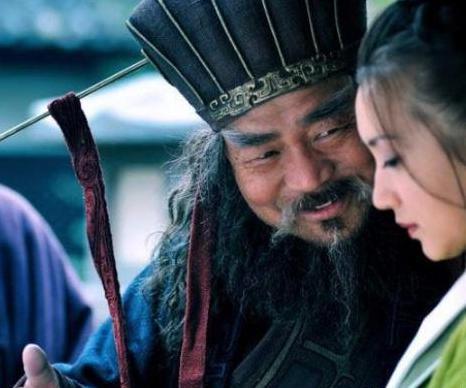 刺杀董卓的两个人除了曹操还有谁 那个人到底叫什么名字