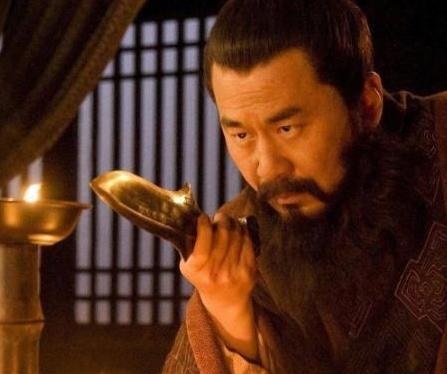 刺杀董卓的两个人除了曹操还有谁 那个人到底叫什么名字