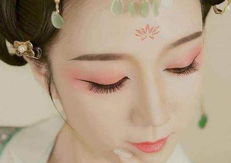 古代女子额头上画的是什么 里面有什么特殊意义吗