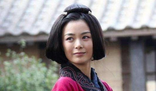 关羽看上一个离婚女人,却被曹操抢走了