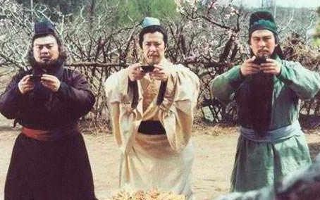 刘备家境贫寒又是卖草鞋的 他招兵买马的钱从哪来的
