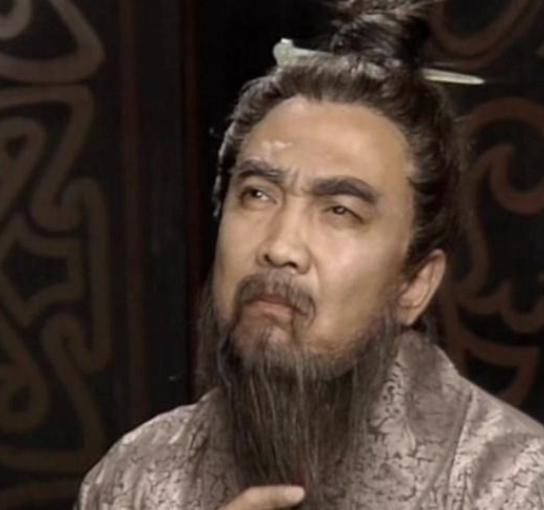 刘备虽然穷,但是家庭出身不比曹操差