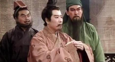 刘备一万兵马大胜曹操十万大军,曹操是主动放弃的吗