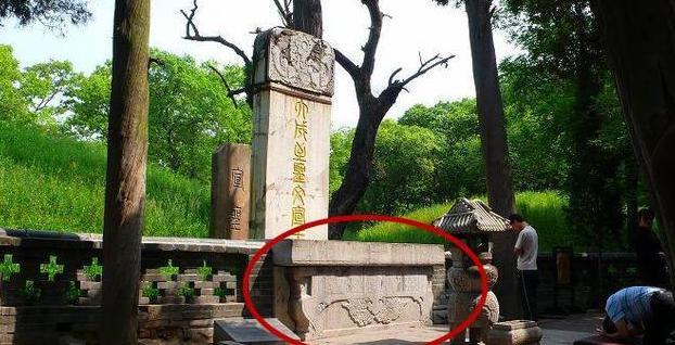 孔子墓前的矮墙有什么来历