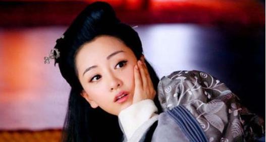 霍成君顺利登上后座，却在冷宫中了此残生