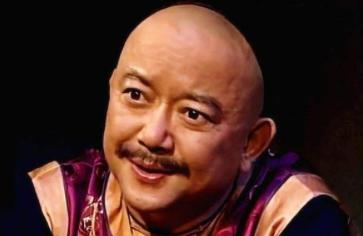 和珅从发迹开始到公爵爵位，一生担任过哪些官职