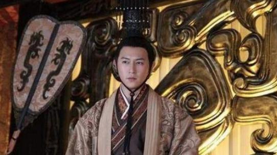 他七岁称王却苟且偷生16年,推让5次后才登基