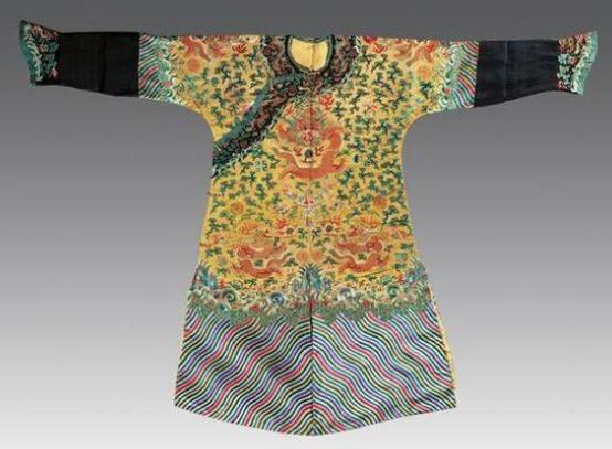 清朝皇帝一年四季穿不同的衣服,样式也很多
