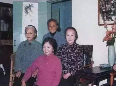 她出生豪门嫁戏子,为何一生坎坷