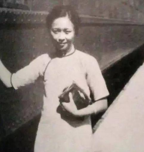 她出生豪门嫁戏子,为何一生坎坷