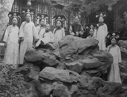 溥仪登基到底是一片什么样的场景 现场混乱百姓围观却无人下跪