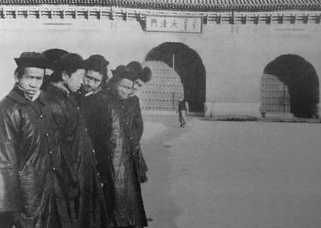 溥仪登基到底是一片什么样的场景 现场混乱百姓围观却无人下跪
