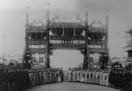 溥仪登基到底是一片什么样的场景 现场混乱百姓围观却无人下跪