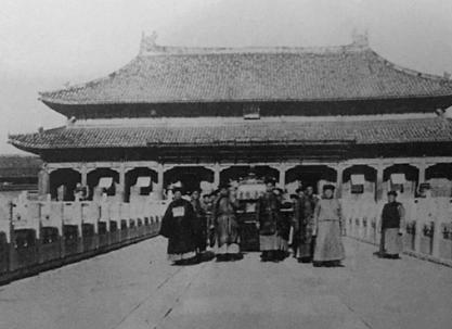 溥仪登基到底是一片什么样的场景 现场混乱百姓围观却无人下跪