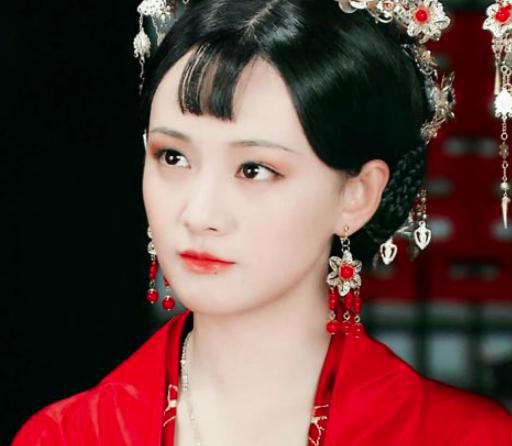 因容貌秀丽被雍正看中,死后却迟迟没下葬