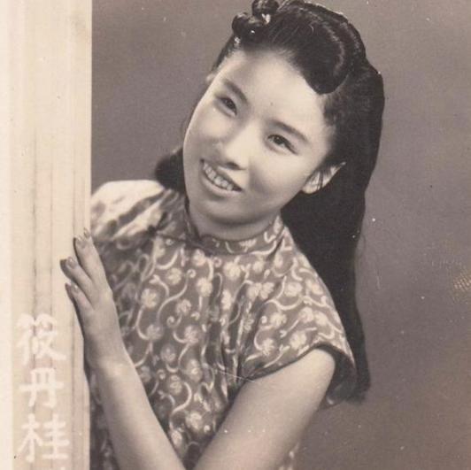 她是"越剧皇后",被流氓霸占,死前说出八个字