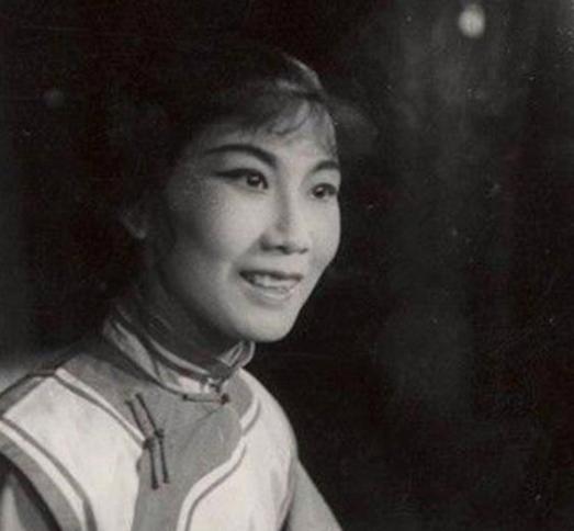 她是"越剧皇后",被流氓霸占,死前说出八个字