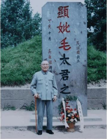 屈武的人生事迹都是什么样的 他的传奇经历是什么样的