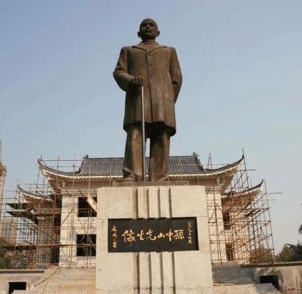 屈武的人生事迹都是什么样的 他的传奇经历是什么样的