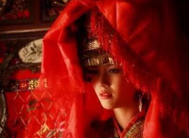 丑女被皇帝纳入后宫,准备临幸时,却写诗激走皇帝