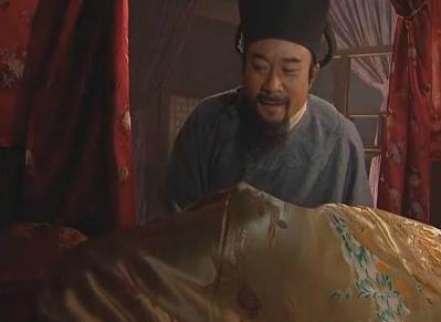 一梁山好汉平生最恨李逵，自费钱财救过宋江，因此事被迫上梁山