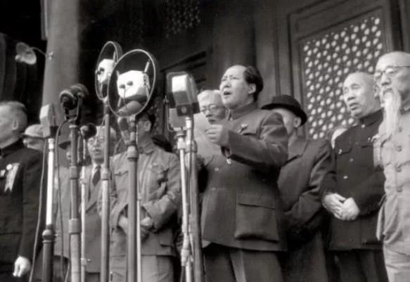 美国总统曾给他打工拎包，死后总理亲自葬八宝山，是真正的黑帮大佬！