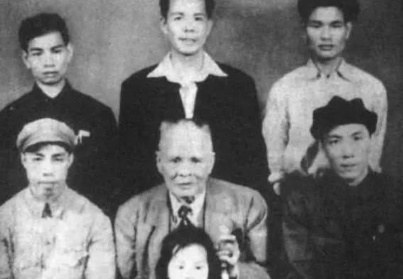 美国总统曾给他打工拎包，死后总理亲自葬八宝山，是真正的黑帮大佬！