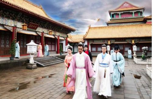 她克死七个丈夫无人敢娶，最后卖身为奴，孙子竟成了皇帝