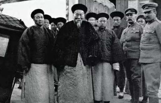 慈禧27岁铲除八大臣,一招把李鸿章驯服