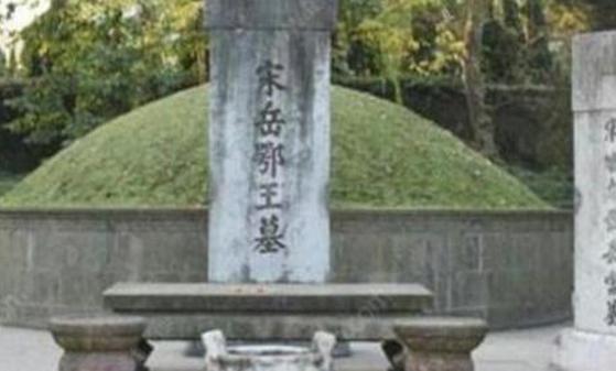 岳飞墓前原本跪着五个人,现在只剩四个人了