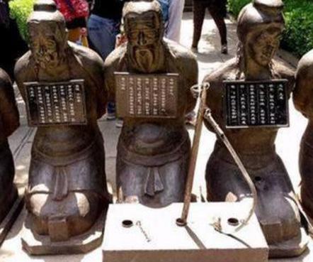 岳飞墓前原本跪着五个人,现在只剩四个人了