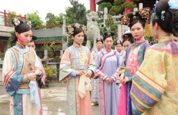她入宫后深得宠爱,生三个女儿却被连降三级