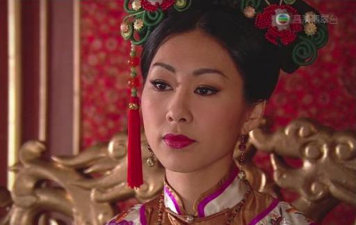 她入宫后深得宠爱,生三个女儿却被连降三级