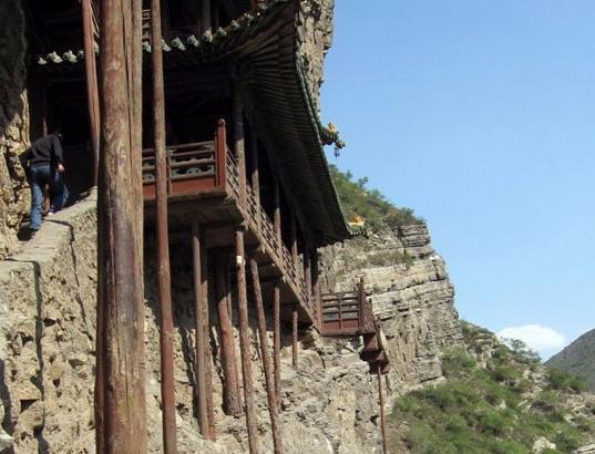 历经1500年不倒的空中花园,上载危岩,下临深谷被称为悬空寺