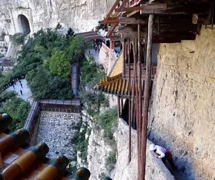 历经1500年不倒的空中花园,上载危岩,下临深谷被称为悬空寺